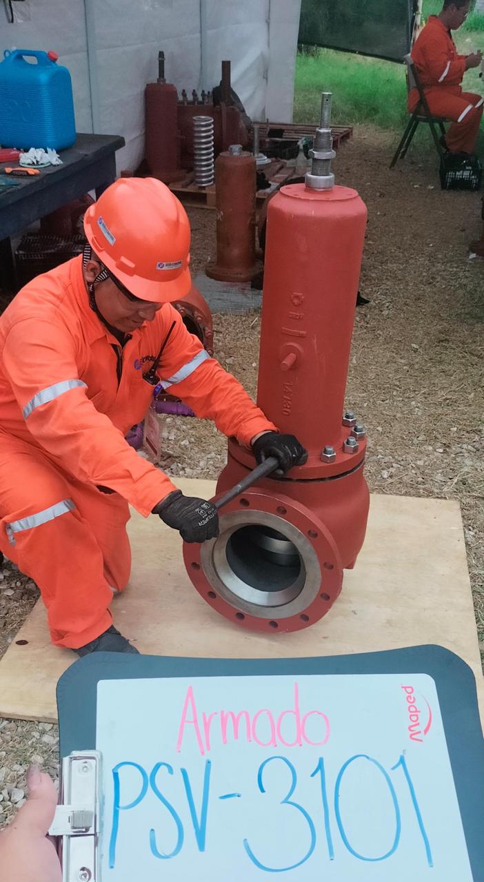 Técnico armando válvula de seguridad