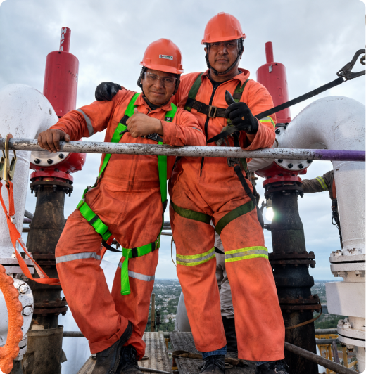 Personal técnico de Servicontrol en plataforma industrial
