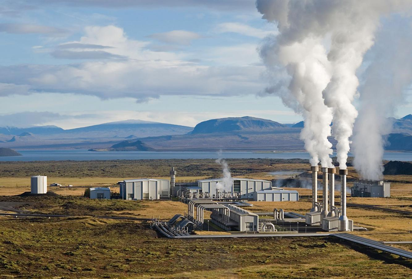 Planta de generación de energía con torres de vapor
