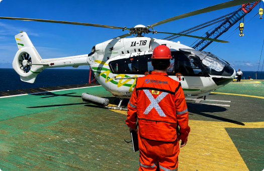 Personal de Servicontrol abordando helicóptero hacia plataforma marina
