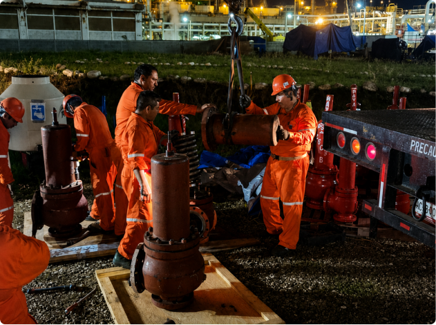 Cuadrilla de Servicontrol maniobrando una válvula de seguridad en planta industrial