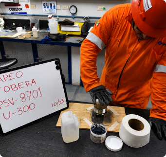Técnico realizando prueba a válvula de seguridad en el laboratorio de Servicontrol
