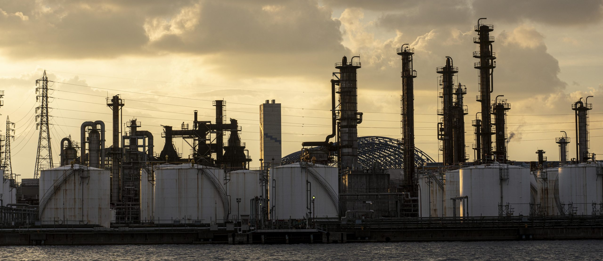 Complejo petroquímico al atardecer